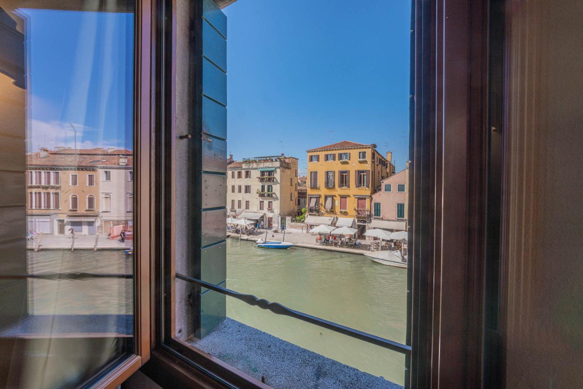 Casa Virginia Direct At The Canal Cannaregio With Own Roof Terrace Venice Exterior photo