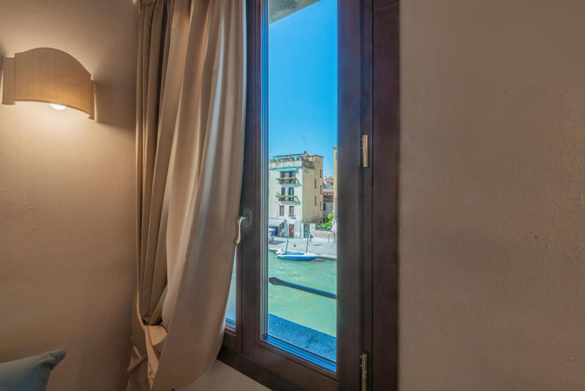 Casa Virginia Direct At The Canal Cannaregio With Own Roof Terrace Venice Exterior photo